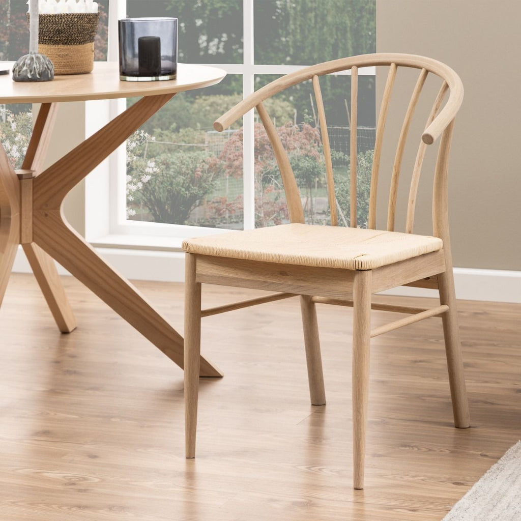 I_Duncan Round Dining Table in White Oak includes 4 Cassandra Dining Chair includes Armrest in White Oak