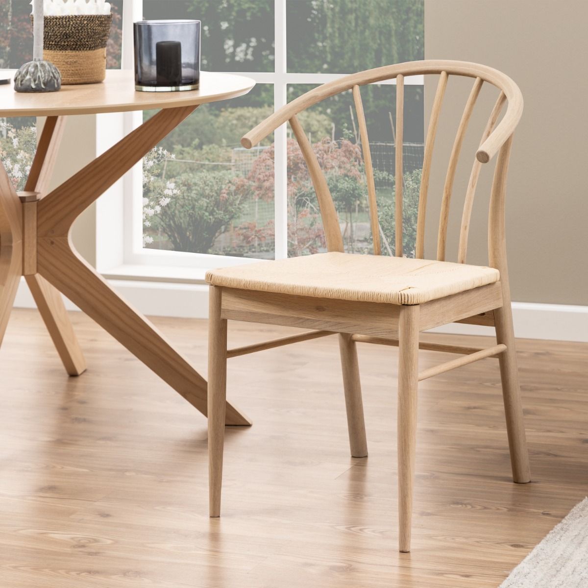 I_Duncan Round Dining Table in White Oak includes 4 Cassandra Dining Chair includes Armrest in White Oak